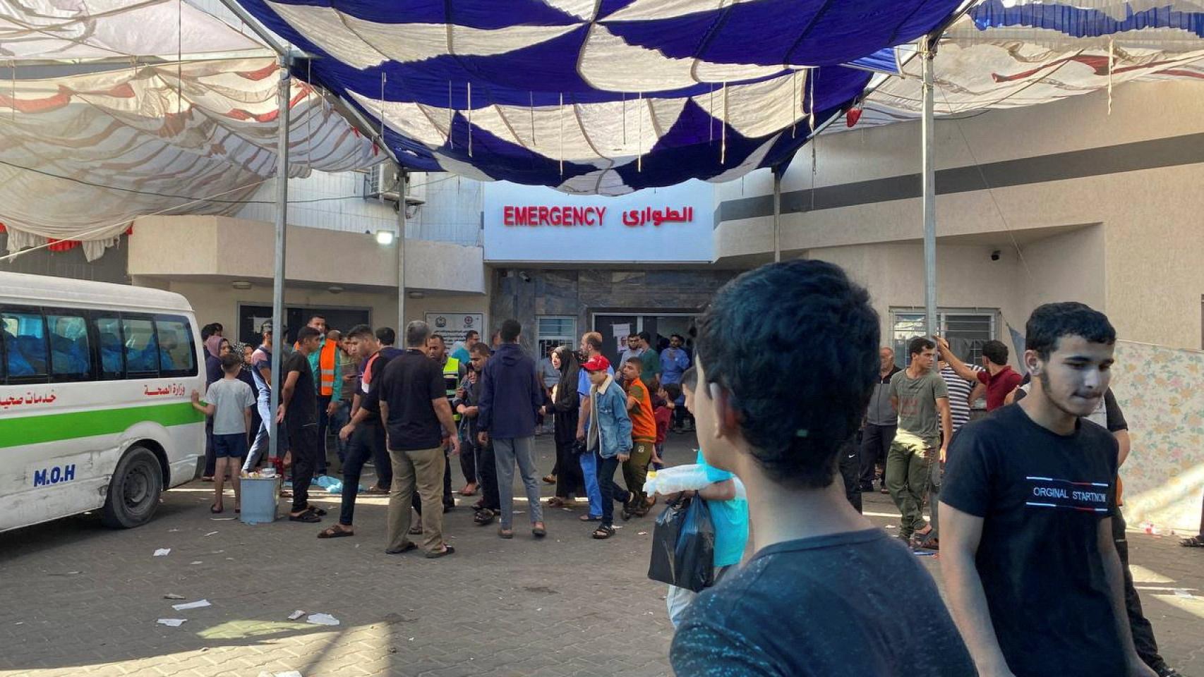 Decenas de personas se aglomeran a la entrada del hospital de Al Shifa.