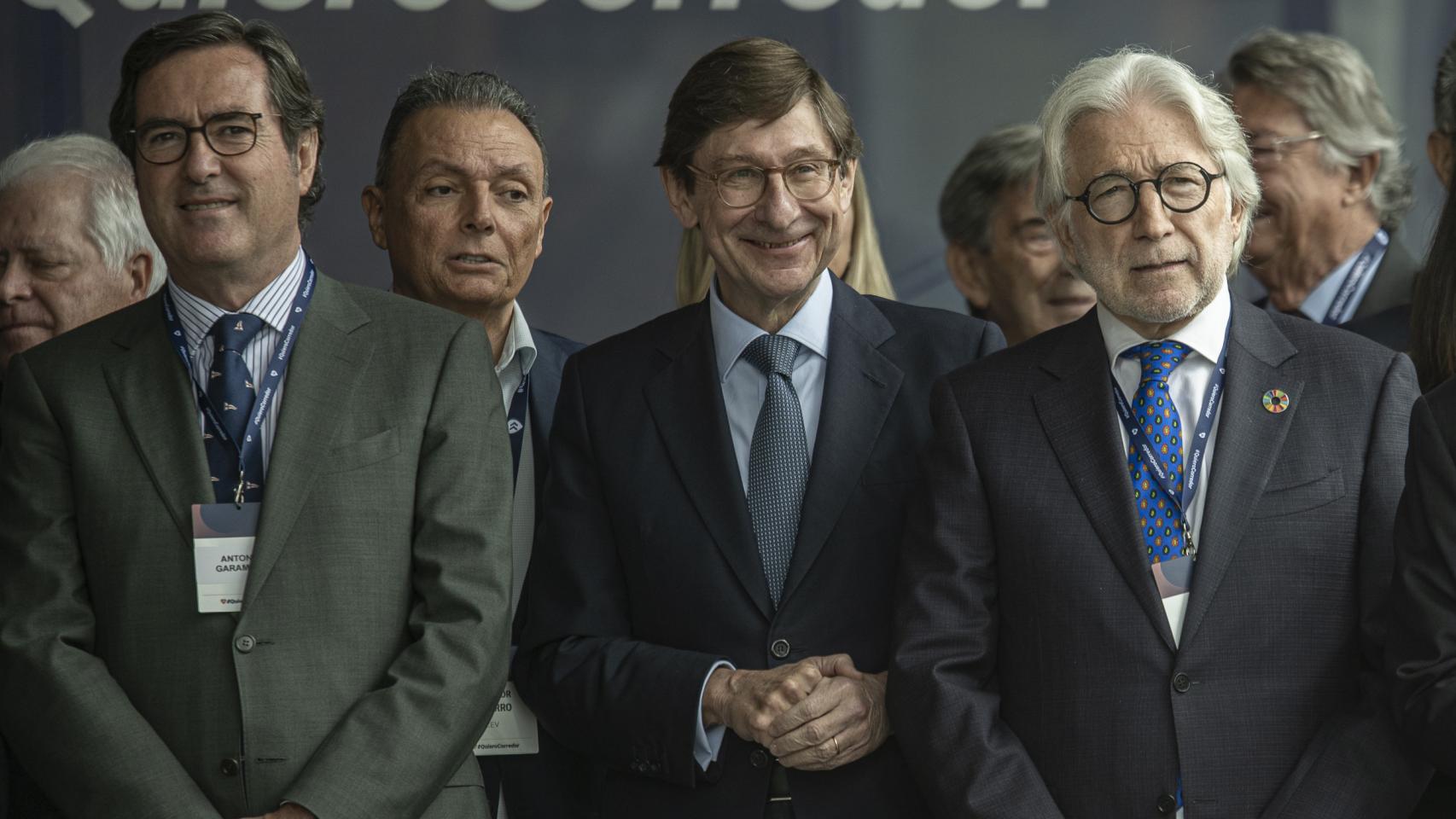 El presidente de la CEOE, Antonio Garamendi (1i); el presidente de CaixaBank, José Ignacio Goirigolzarri (2i), y el presidente de Foment del Treball, Josep Sánchez Llibre .