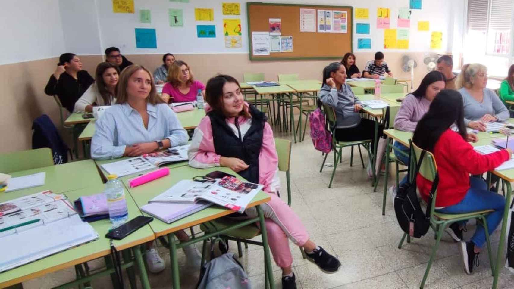 Algunos alumnos durante una clase de inglés en la EOI de Torrevieja.