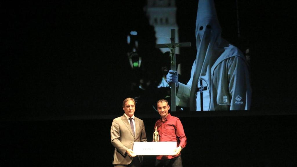 Carlos García Carbayo junto a Manu Laya, autor de la fotografía