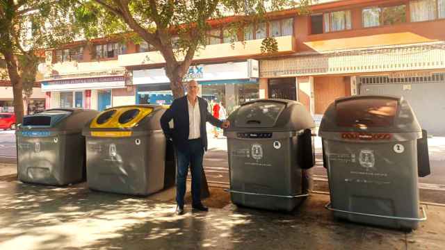 El vicealcalde Manuel Villar con los nuevos contenedores inteligentes de residuos en Alicante.