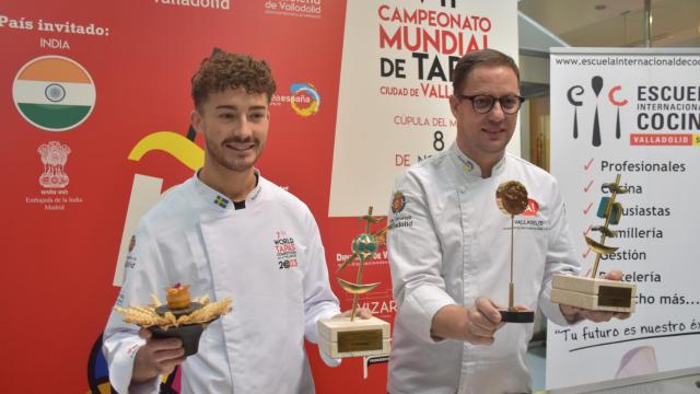 Los ganadores del concurso nacional y mundial de pinchos y tapas elaborando sus creaciones