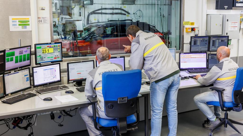 Varios operarios trabajan en la fábrica de Renault en Palencia