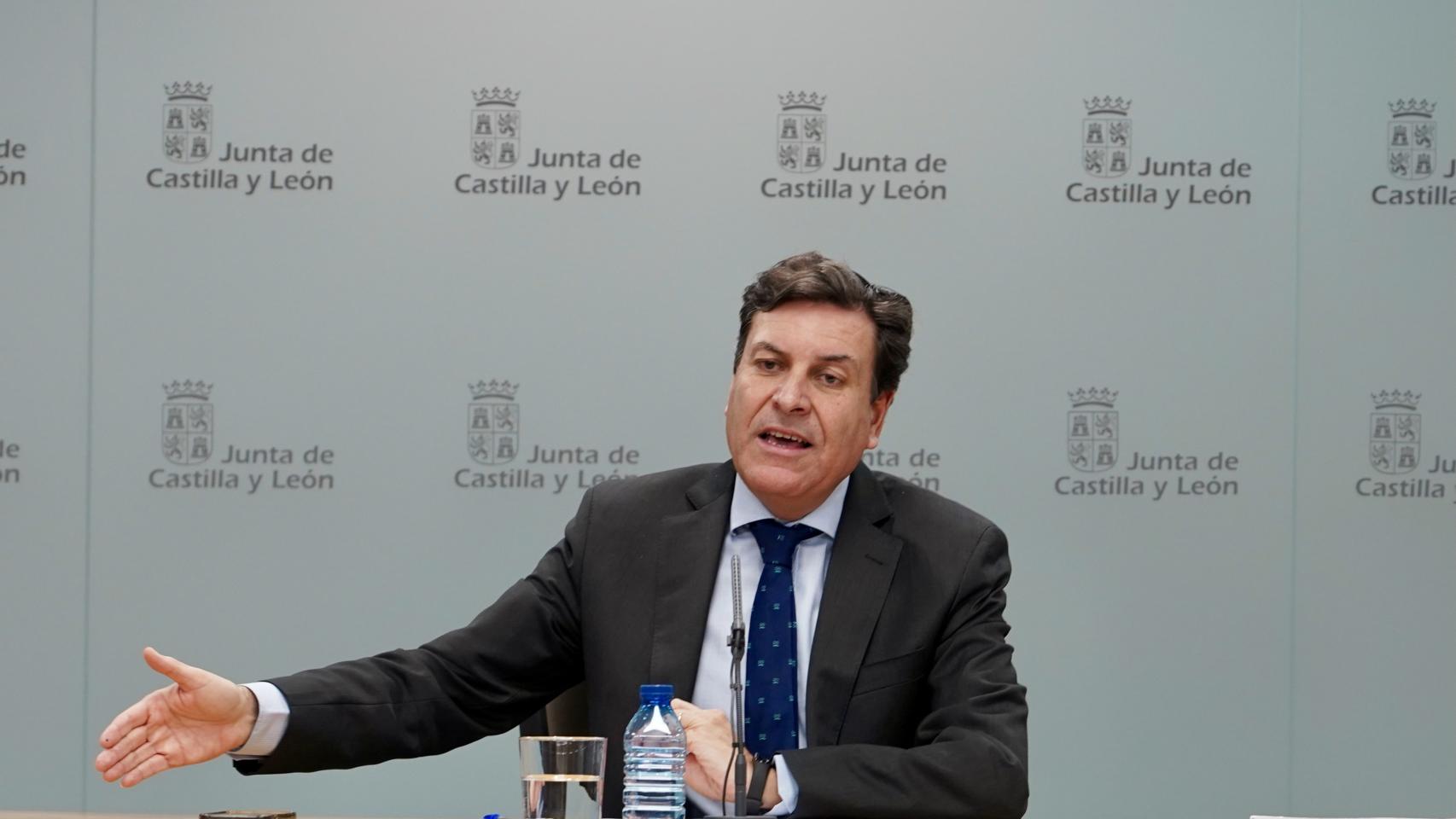 El consejero de Economía y Hacienda y portavoz, Carlos Fernández Carriedo, comparece en rueda de prensa posterior al Consejo de Gobierno.