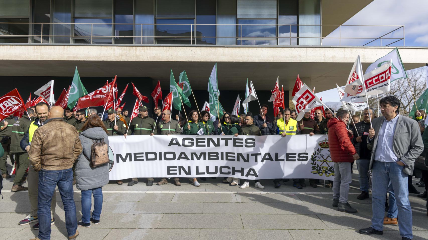 Agentes medioambientales de Salamanca protestan ante la Delegación de la Junta