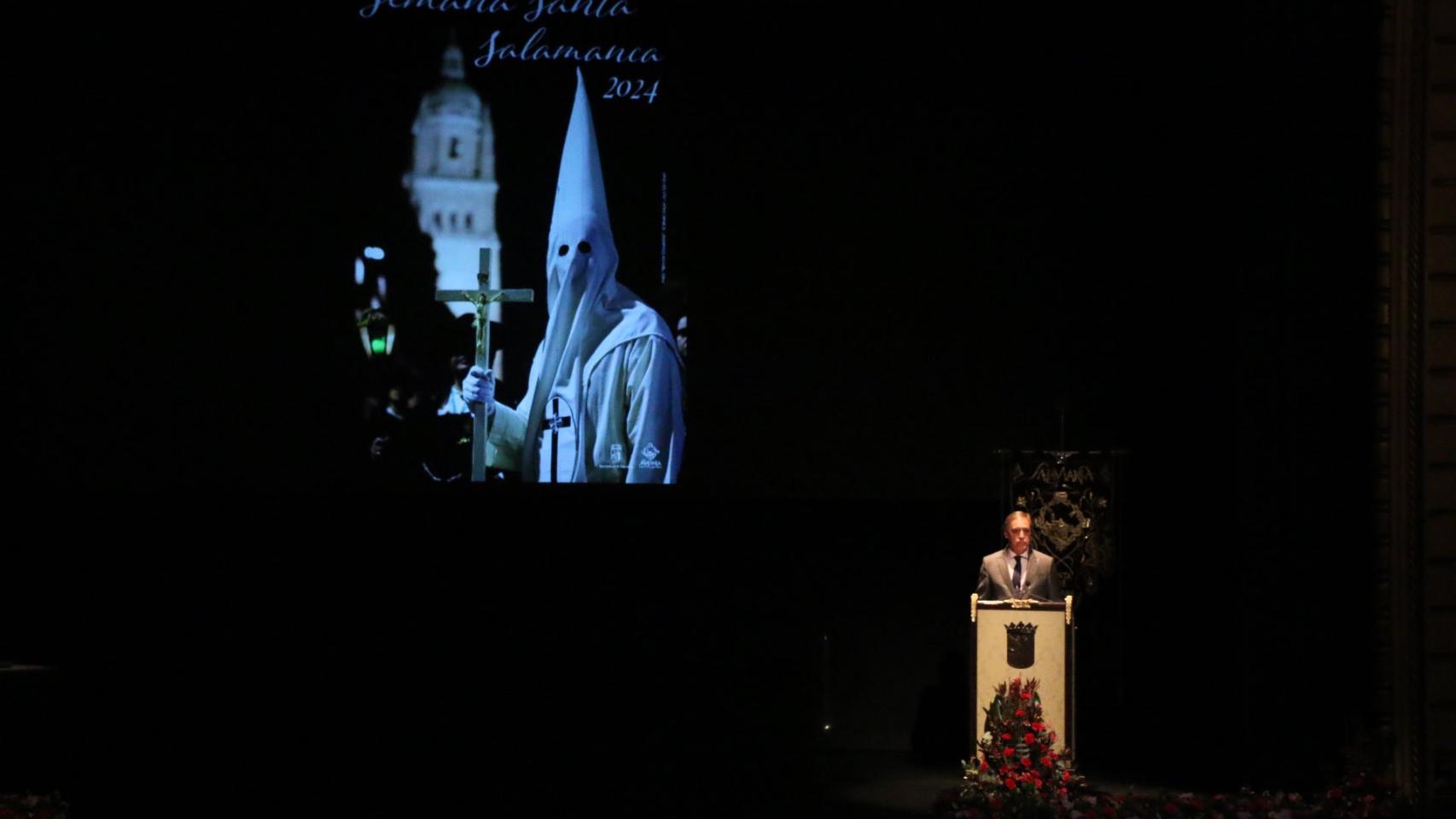 Carlos García Carbayo, alcalde de Salamanca, junto al cartel de la Semana Santa 2024