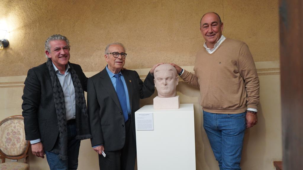 El presidente de la Diputación de Segovia, Miguel Ángel de Vicente, y Antonio Linage Conde escenificando la donación a la institución provincial del busto del exvicepresidente Antonio Linage Revilla