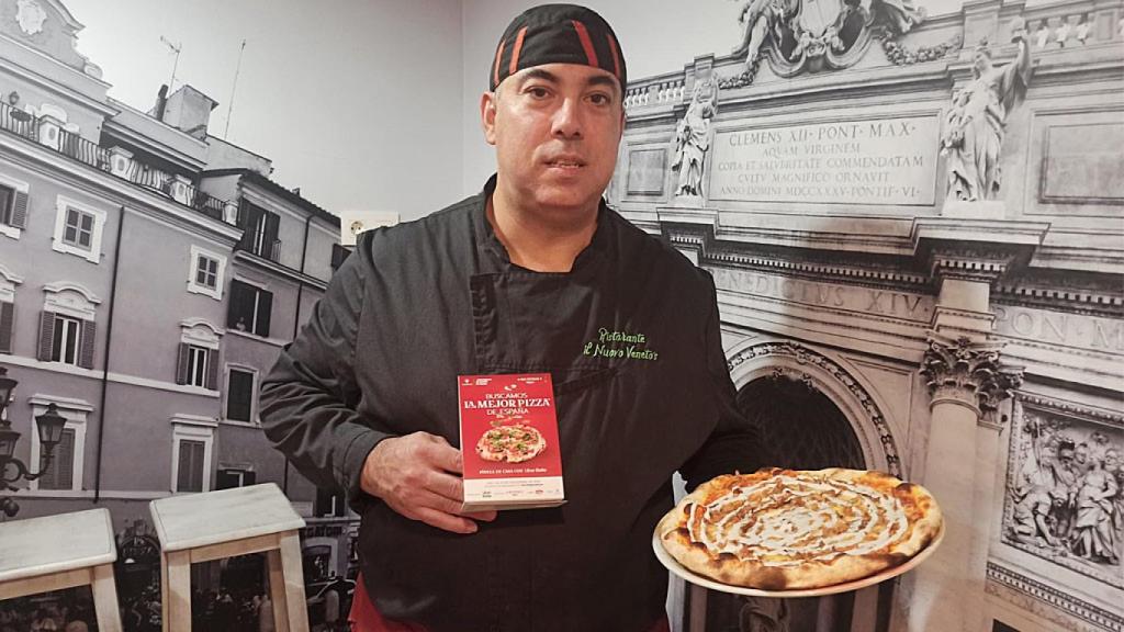 Miguel Ángel Meléndez Martínez con su Pizza Churra