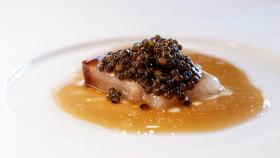 Desde el aperitivo hasta el postre: el menú con tres estrellas Michelin dedicado al cerdo ibérico