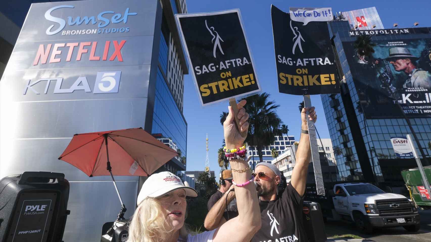 Miembros del sindicato de actores SAG-AFTRA en Los Ángeles, California, durante la huelga que tuvo paralizado a Hollywood durante cuatro meses. La regulación de la IA era una de sus reivindicaciones. Foto: Europa Press/Contacto/Ringo Chiu