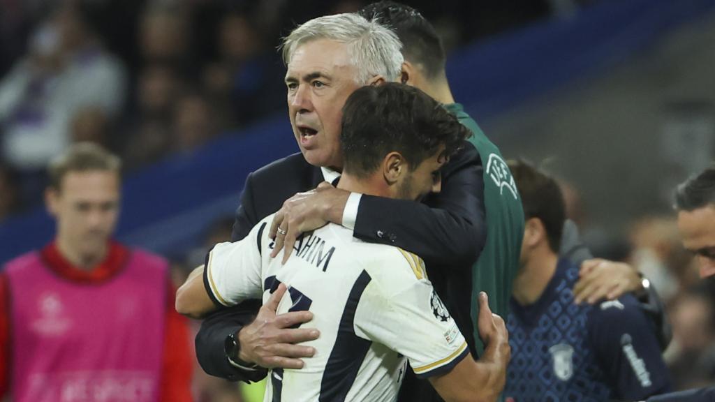 Brahim Díaz se abraza con Ancelotti