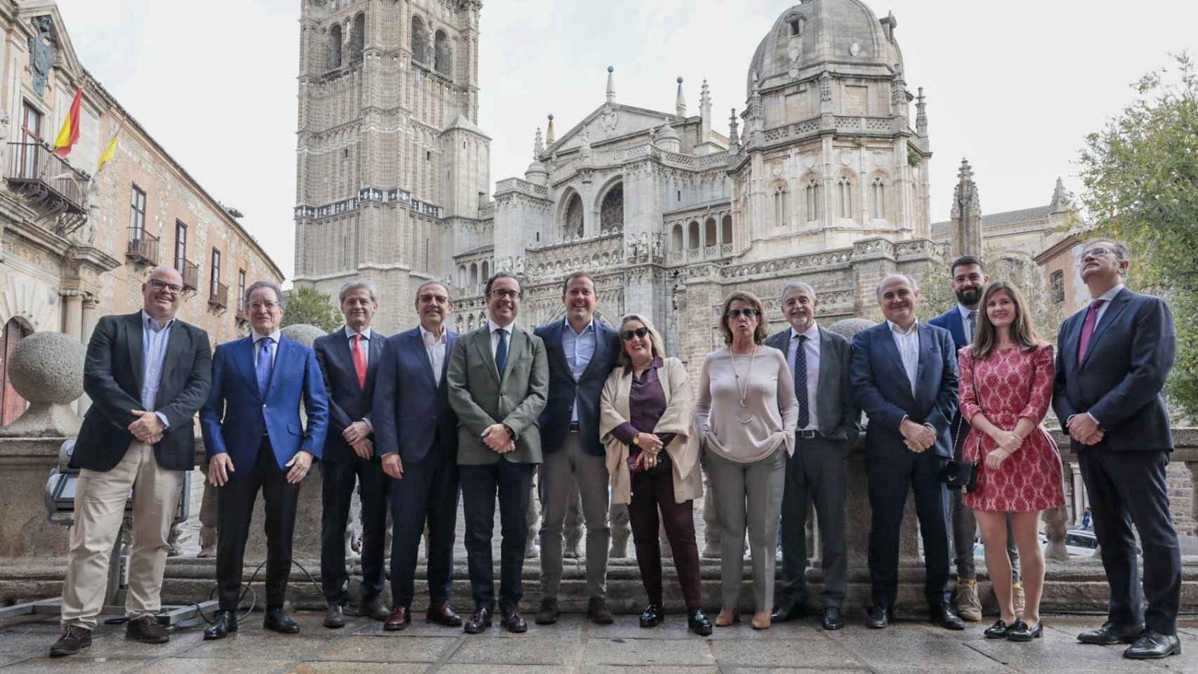 Miembros del Club Conecta, con el alcalde de Toledo en el balcón del Ayuntamiento.