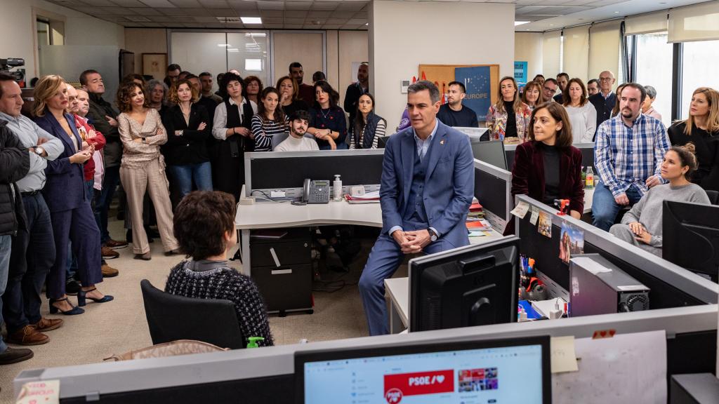 Pedro Sánchez visita a los trabajadores de la sede del PSOE en la madrileña calle Ferraz, tras las algaradas contra la amnistía.