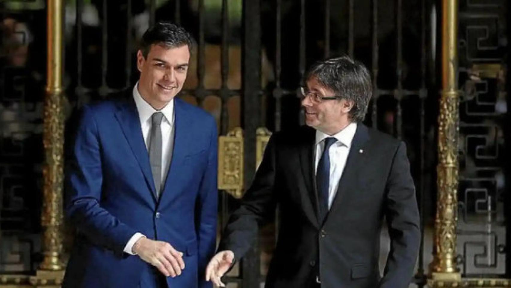 El presidente del Gobierno en funciones, Pedro Sánchez, y el expresidente de la Generalitat, Carles Puigdemont.