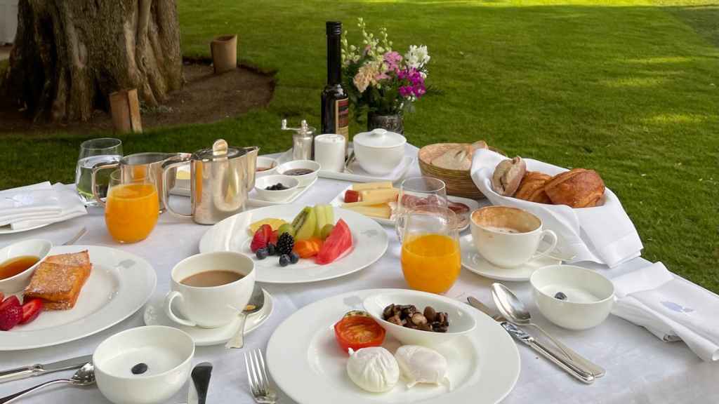 Un desayuno en Finca Cortesín.