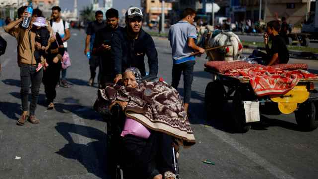 Ciudadanos palestinos huyen del norte de Gaza.