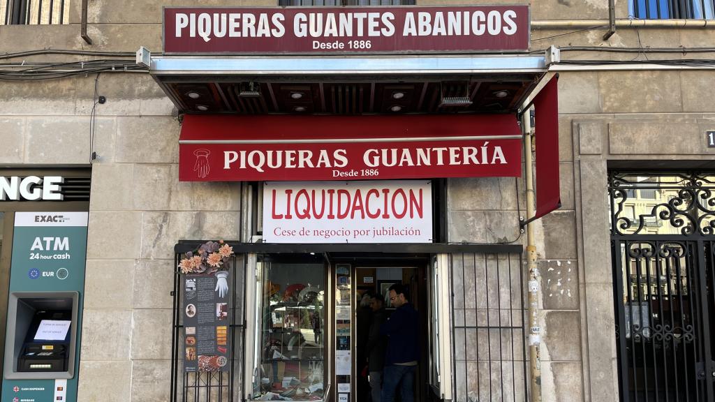 Guantes Piqueras, el comercio de 140 años de la Plaza de la Reina que echa el cierre. Raquel Granell