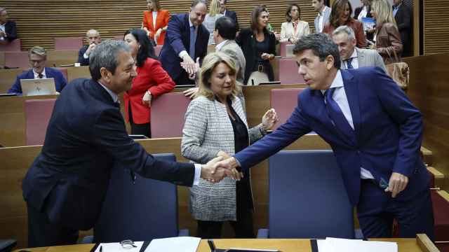 El presidente Carlos Mazón saluda al vicepresidente Barrera en uno de los plenos de las Cortes Valencianas. EE