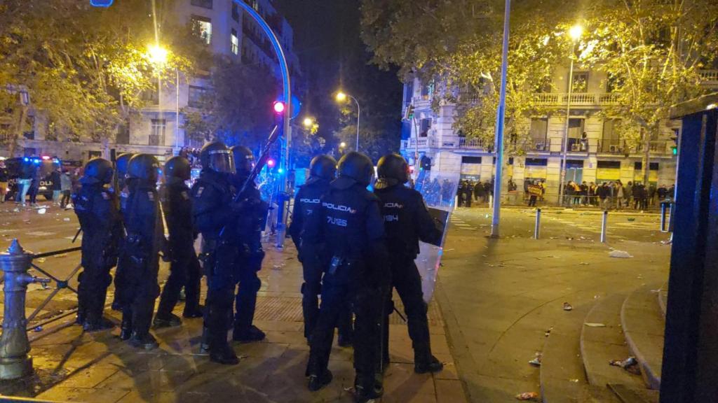 Policías tratan de dispersar a radicales y manifestantes en Ferraz.