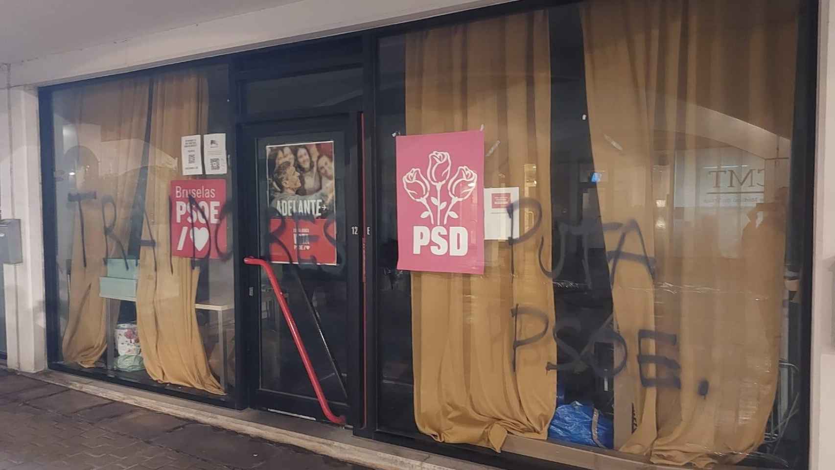 La sede socialista en Bruselas ha amanecido este viernes con varias pintadas.