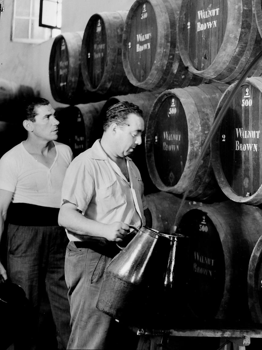 Dos trabajadores de la bodega de Williams & Humbert en una imagen histórica.