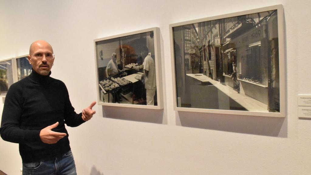 Pablo Carnero explica sus fotografías de la panadería Las Tres Carabelas y el zapatero Julián