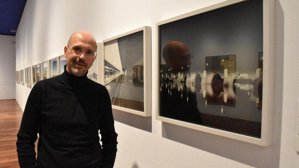 Pablo Carnero, junto a una fotografía del puente de Piedra de Zamora