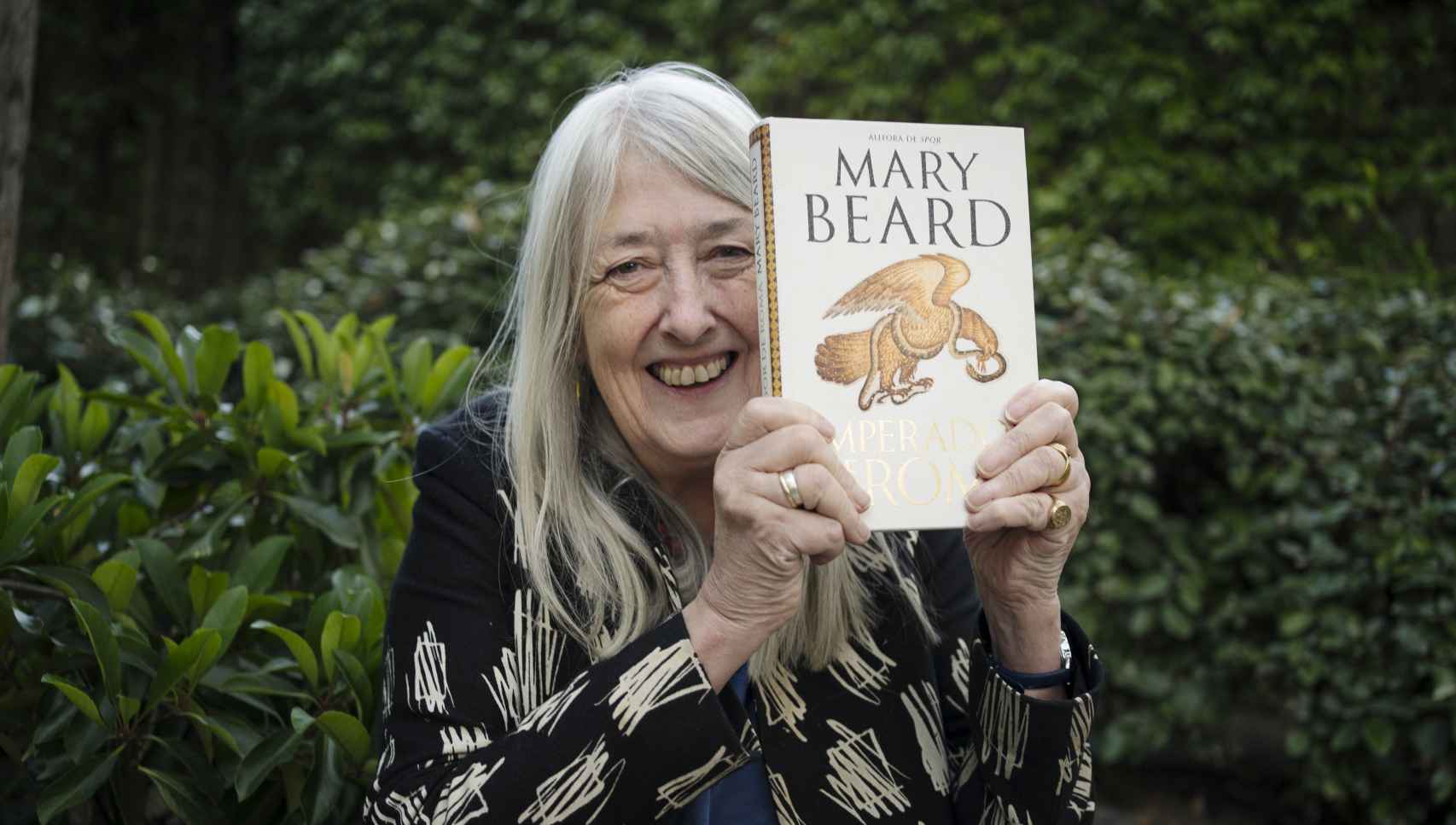 La popular clasicista Mary Beard con su nuevo libro.