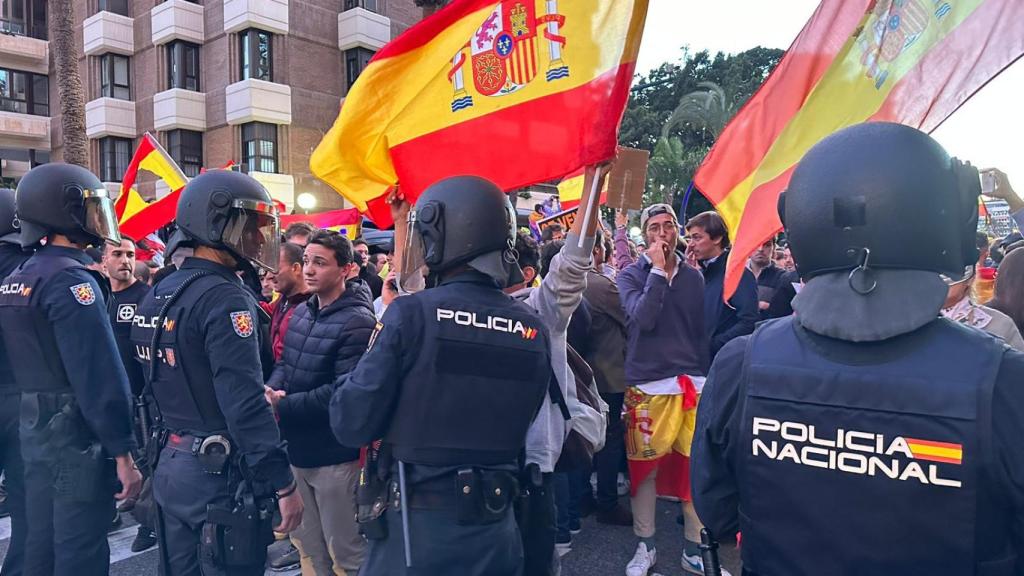 Manifestantes a las puertas de la subdelegación.