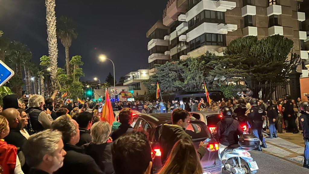 Los manifestantes se congregan en la parte trasera de la subdelegación.