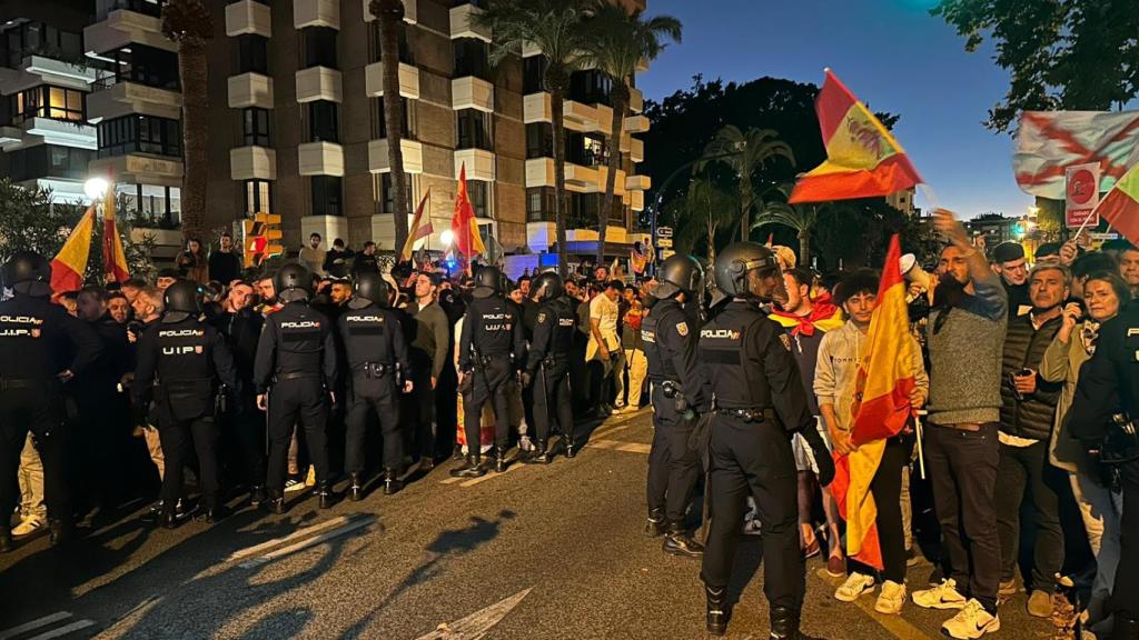 Los manifestantes han logrado cortar el tráfico en el Paseo de Sancha.