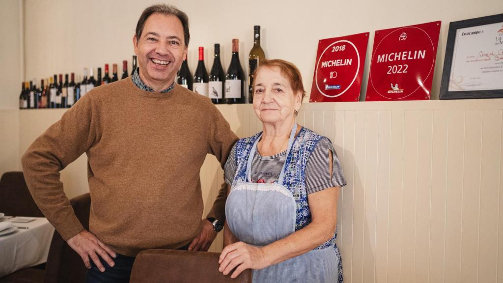 Ángel Losada y Concha López junto a las placas de la guía Michelín, expuestas en el salón de Bolívar.