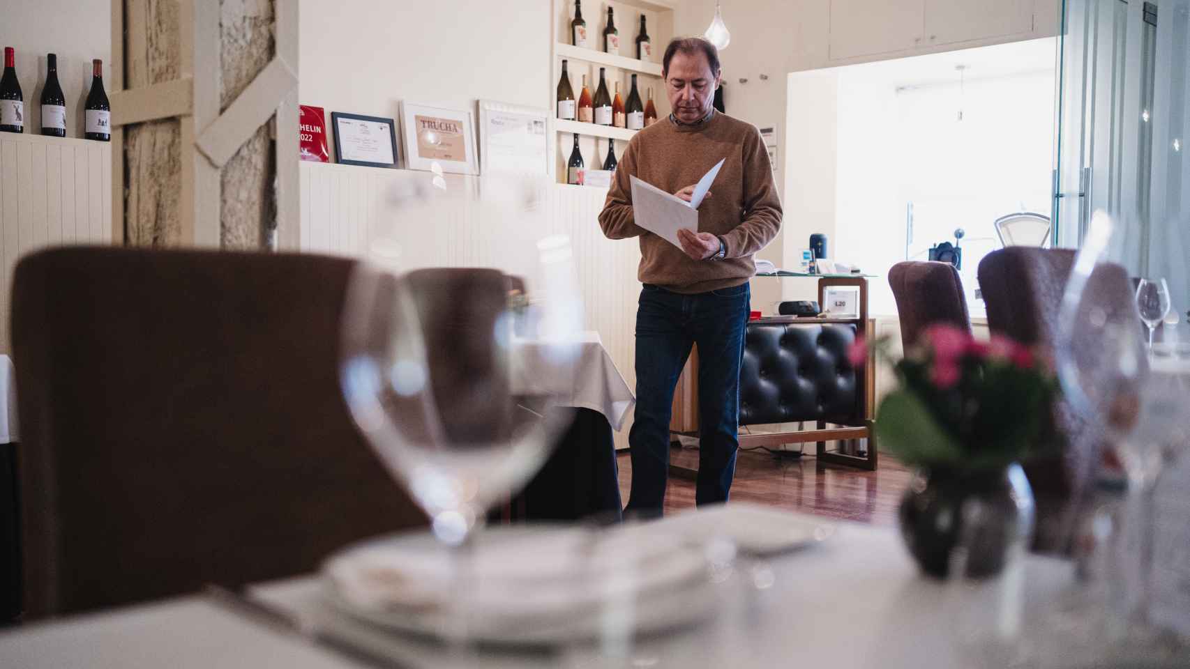 Ángel Losada mira la carta en el pequeño salón del restaurante.