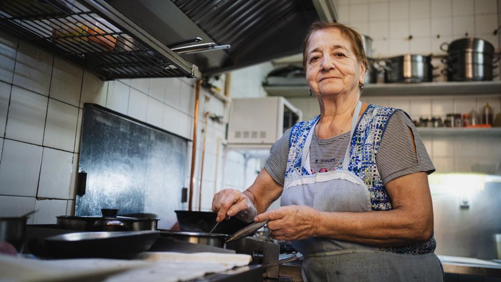 La chef Concha al pie del fogón en el servicio de comidas de este viernes 9 noviembre.