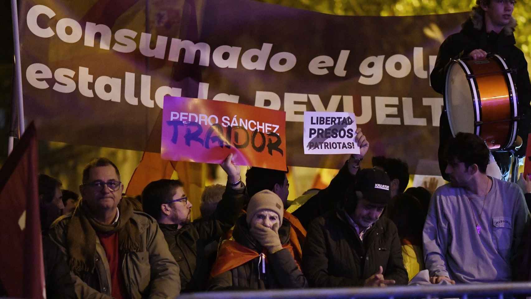 Decenas de personas portan carteles y pancartas durante una protesta en la calle Ferraz, a 10 de noviembre de 2023.