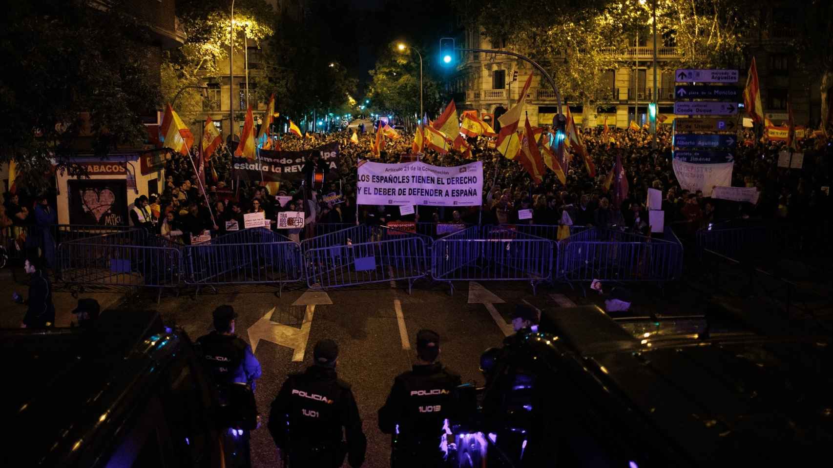 Decenas de personas portan carteles y pancartas frente a la Policía, durante una protesta en la calle Ferraz, a 10 de noviembre de 2023.