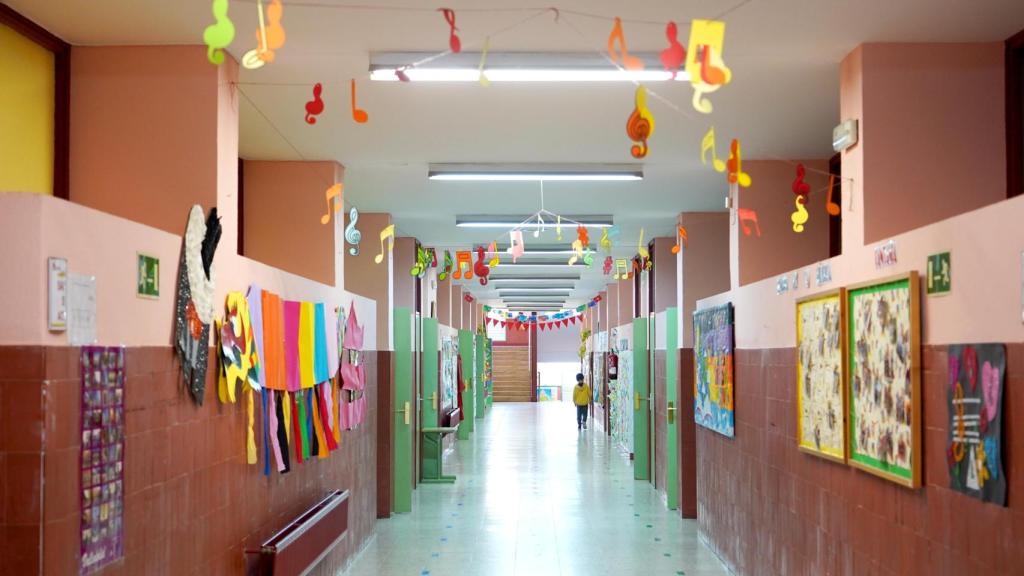 Un alumno en un pasillo del colegio de Valladolid