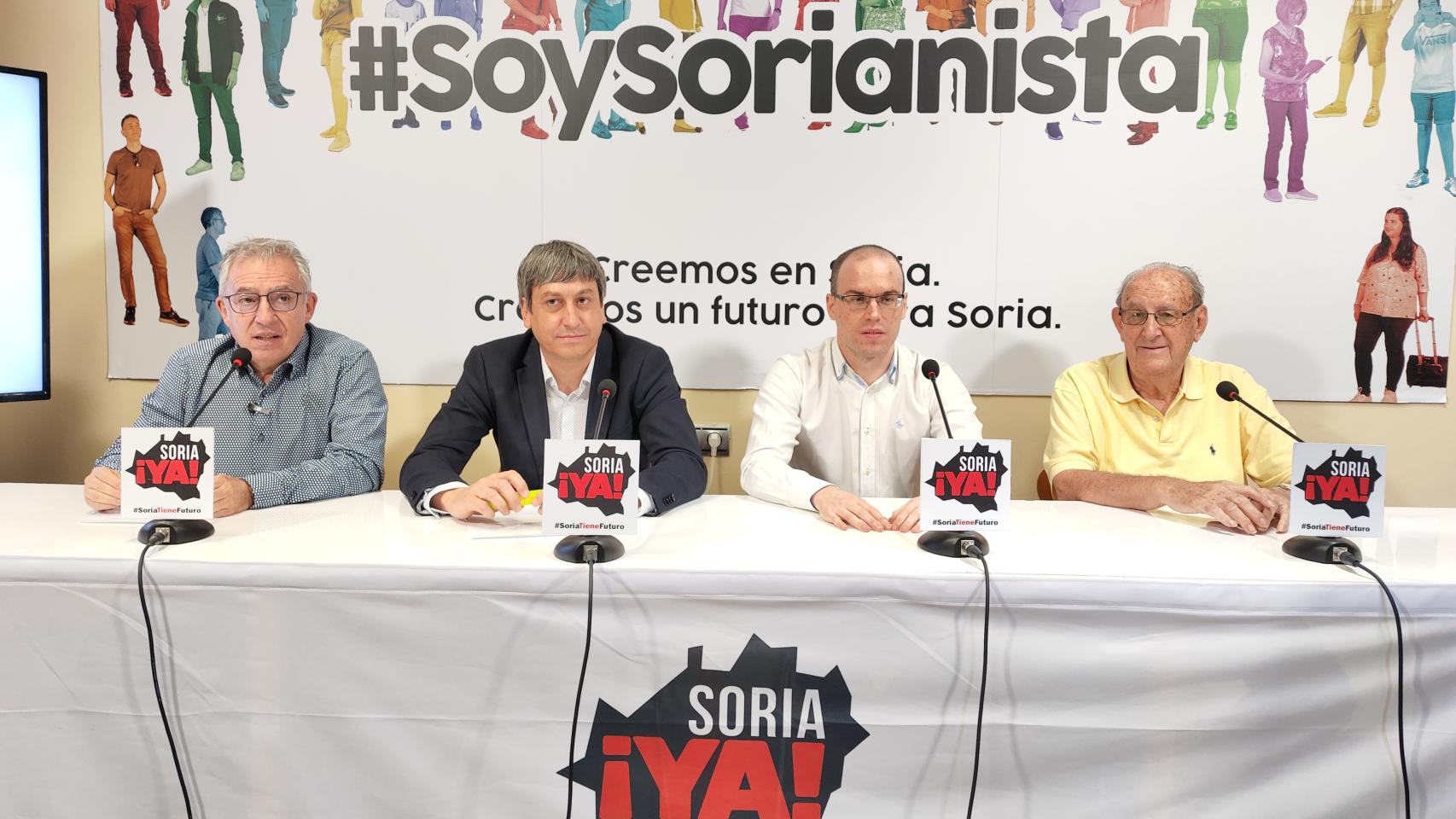 Juan Antonio Palomar (2I), presidente de Soria Ya, junto a Angel Ceña, secretario general; vicepresidente tercero: Jesús Monge y el presidente honorífico: Gregorio Sanz