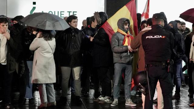 Concentración en la sede del Psoe de Valladolid