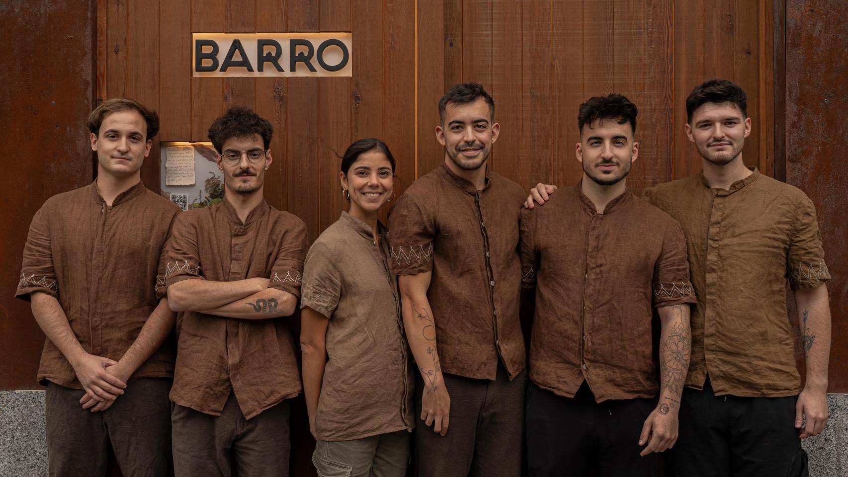 Carlos Casillas (cuarto por la izquierda), junto a su equipo en el Restaurante Barro.