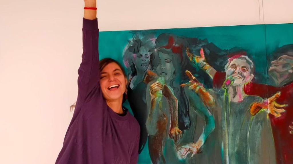 Paula Cuesta junto a un cuadro de su exposición