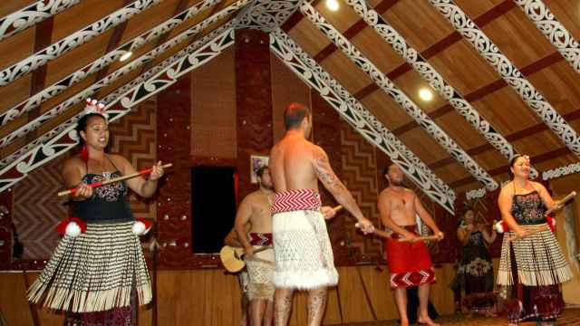 Imagen de un encuentro entre el municipio segoviano de Valverde del Majano y la tribu de los Paniora, en Nueva Zelanda.