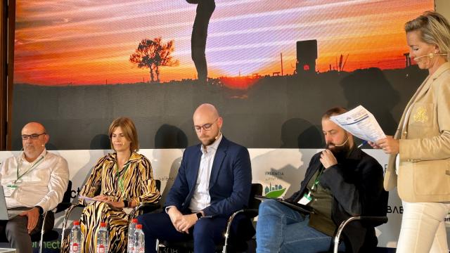 La diputada de Promoción Provincial y Desarrollo Rural Sostenible, Magdalena Rodríguez, ha participado en una mesa redonda en Valencia