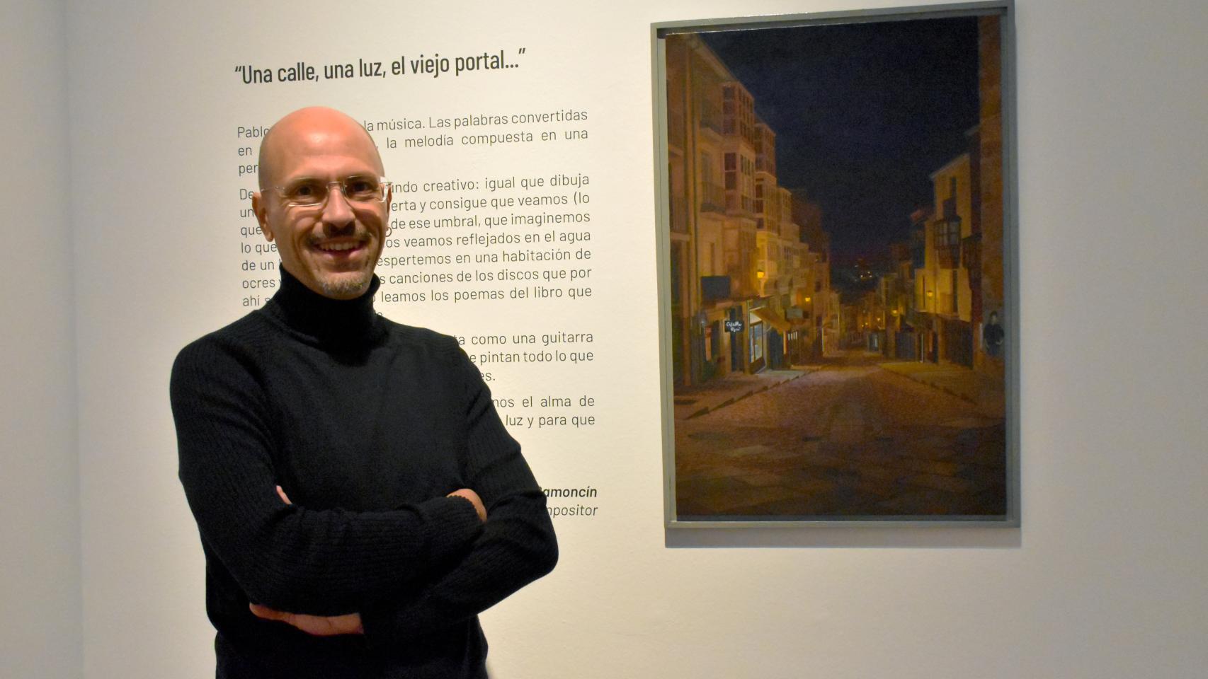 Pablo Carnero, en la entrada de su exposición con el cuadro dedicado a Balborraz