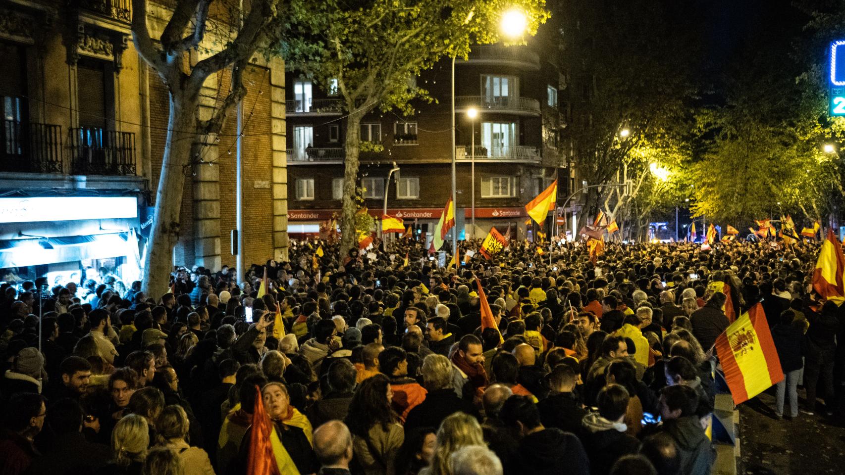 Así se ha vivido la séptima noche de protestas frente a la sede del PSOE en Ferraz