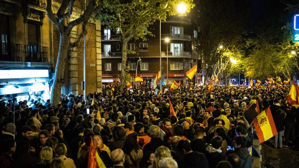 Así se ha vivido la séptima noche de protestas frente a la sede del PSOE en Ferraz