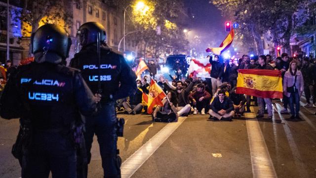 Decenas de personas hacen una sentada pacífica frente a la Policía.