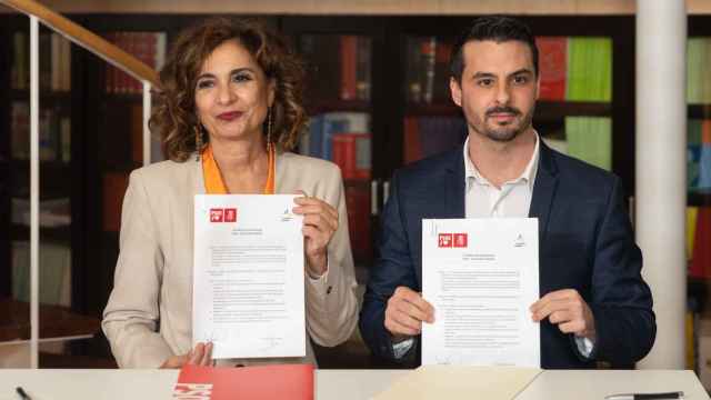 María Jesús Montero (PSOE) y David Toledo (CC) firman el acuerdo de investidura