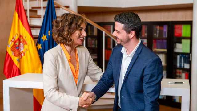 María Jesús Montero (PSOE) y David Toledo (CC) se estrechan la mano, tras firmar este viernes el acuerdo.