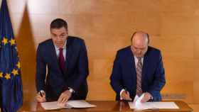 El presidente del Gobierno en funciones y candidato a la reelección, Pedro Sánchez (i), y el presidente del EBB del PNV, Andoni Ortuzar (d).
